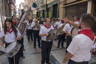 La Pañuelada de los chicos y la procesión han sido algunos de los actos principales de este domingo 5 de agosto, tercer día de fiestas de la ciudad del Ega