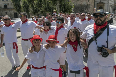La Pañuelada de los chicos y la procesión han sido algunos de los actos principales de este domingo 5 de agosto, tercer día de fiestas de la ciudad del Ega