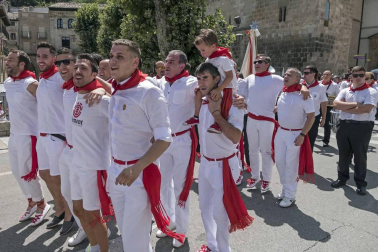 La Pañuelada de los chicos y la procesión han sido algunos de los actos principales de este domingo 5 de agosto, tercer día de fiestas de la ciudad del Ega