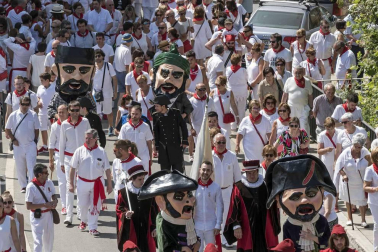 La Pañuelada de los chicos y la procesión han sido algunos de los actos principales de este domingo 5 de agosto, tercer día de fiestas de la ciudad del Ega