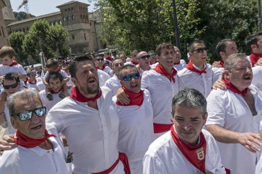 La Pañuelada de los chicos y la procesión han sido algunos de los actos principales de este domingo 5 de agosto, tercer día de fiestas de la ciudad del Ega