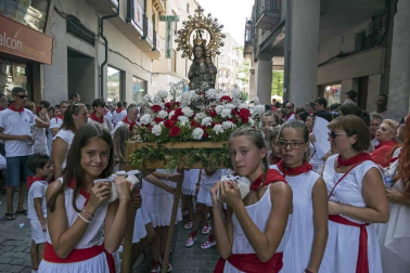 La Pañuelada de los chicos y la procesión han sido algunos de los actos principales de este domingo 5 de agosto, tercer día de fiestas de la ciudad del Ega