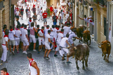 La Pañuelada de los chicos y la procesión han sido algunos de los actos principales de este domingo 5 de agosto, tercer día de fiestas de la ciudad del Ega