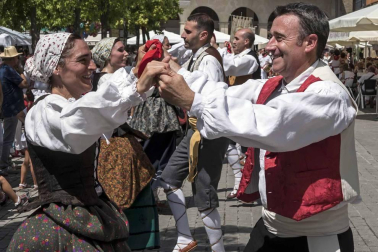La Pañuelada de los chicos y la procesión han sido algunos de los actos principales de este domingo 5 de agosto, tercer día de fiestas de la ciudad del Ega