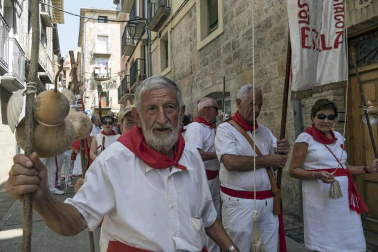 La Pañuelada de los chicos y la procesión han sido algunos de los actos principales de este domingo 5 de agosto, tercer día de fiestas de la ciudad del Ega