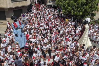 La Pañuelada de los chicos y la procesión han sido algunos de los actos principales de este domingo 5 de agosto, tercer día de fiestas de la ciudad del Ega