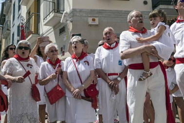 La Pañuelada de los chicos y la procesión han sido algunos de los actos principales de este domingo 5 de agosto, tercer día de fiestas de la ciudad del Ega