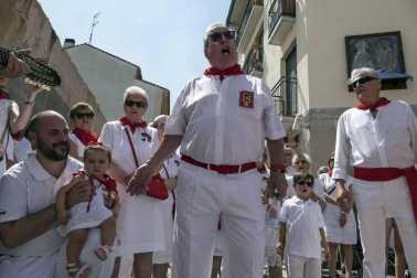 La Pañuelada de los chicos y la procesión han sido algunos de los actos principales de este domingo 5 de agosto, tercer día de fiestas de la ciudad del Ega