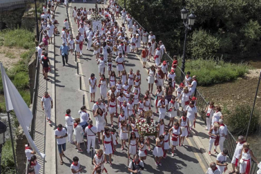 La Pañuelada de los chicos y la procesión han sido algunos de los actos principales de este domingo 5 de agosto, tercer día de fiestas de la ciudad del Ega