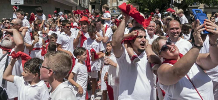 La Pañuelada de los chicos y la procesión han sido algunos de los actos principales de este domingo 5 de agosto, tercer día de fiestas de la ciudad del Ega
