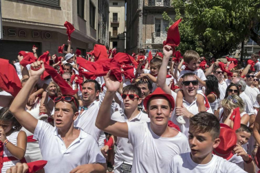 La Pañuelada de los chicos y la procesión han sido algunos de los actos principales de este domingo 5 de agosto, tercer día de fiestas de la ciudad del Ega