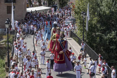 La Pañuelada de los chicos y la procesión han sido algunos de los actos principales de este domingo 5 de agosto, tercer día de fiestas de la ciudad del Ega