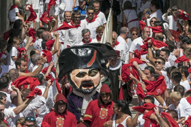 La Pañuelada de los chicos y la procesión han sido algunos de los actos principales de este domingo 5 de agosto, tercer día de fiestas de la ciudad del Ega
