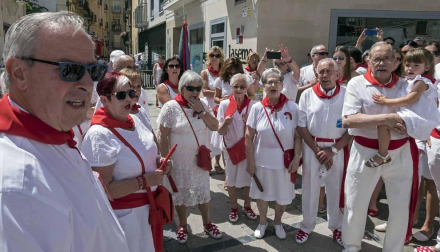 La Pañuelada de los chicos y la procesión han sido algunos de los actos principales de este domingo 5 de agosto, tercer día de fiestas de la ciudad del Ega
