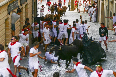 La Pañuelada de los chicos y la procesión han sido algunos de los actos principales de este domingo 5 de agosto, tercer día de fiestas de la ciudad del Ega