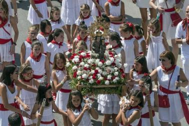 La Pañuelada de los chicos y la procesión han sido algunos de los actos principales de este domingo 5 de agosto, tercer día de fiestas de la ciudad del Ega
