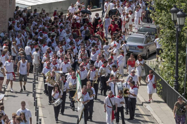 La Pañuelada de los chicos y la procesión han sido algunos de los actos principales de este domingo 5 de agosto, tercer día de fiestas de la ciudad del Ega