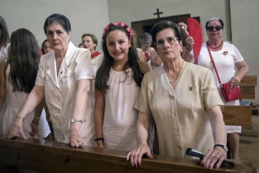 Carcastillo homenajeó este domingo a Mari Carmen Palacios por toda una vida dedicada al cuidado y mantenimiento de la parroquia local. El reconocimiento tuvo lugar en la iglesia de San Salvador, que acogió la misa del día grande de las fiestas.