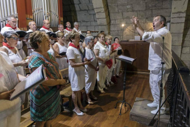 Carcastillo homenajeó este domingo a Mari Carmen Palacios por toda una vida dedicada al cuidado y mantenimiento de la parroquia local. El reconocimiento tuvo lugar en la iglesia de San Salvador, que acogió la misa del día grande de las fiestas.