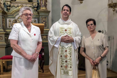 Carcastillo homenajeó este domingo a Mari Carmen Palacios por toda una vida dedicada al cuidado y mantenimiento de la parroquia local. El reconocimiento tuvo lugar en la iglesia de San Salvador, que acogió la misa del día grande de las fiestas.