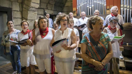 Carcastillo homenajeó este domingo a Mari Carmen Palacios por toda una vida dedicada al cuidado y mantenimiento de la parroquia local. El reconocimiento tuvo lugar en la iglesia de San Salvador, que acogió la misa del día grande de las fiestas.