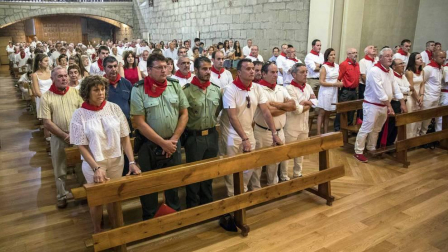 Carcastillo homenajeó este domingo a Mari Carmen Palacios por toda una vida dedicada al cuidado y mantenimiento de la parroquia local. El reconocimiento tuvo lugar en la iglesia de San Salvador, que acogió la misa del día grande de las fiestas.