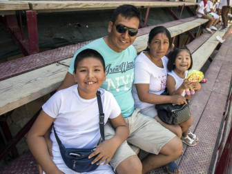 Carcastillo homenajeó este domingo a Mari Carmen Palacios por toda una vida dedicada al cuidado y mantenimiento de la parroquia local. El reconocimiento tuvo lugar en la iglesia de San Salvador, que acogió la misa del día grande de las fiestas.