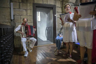 Carcastillo homenajeó este domingo a Mari Carmen Palacios por toda una vida dedicada al cuidado y mantenimiento de la parroquia local. El reconocimiento tuvo lugar en la iglesia de San Salvador, que acogió la misa del día grande de las fiestas.