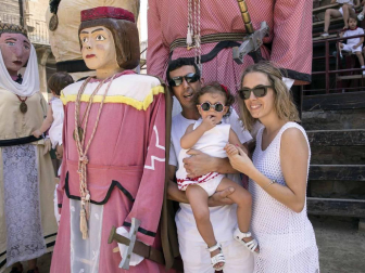 Carcastillo homenajeó este domingo a Mari Carmen Palacios por toda una vida dedicada al cuidado y mantenimiento de la parroquia local. El reconocimiento tuvo lugar en la iglesia de San Salvador, que acogió la misa del día grande de las fiestas.