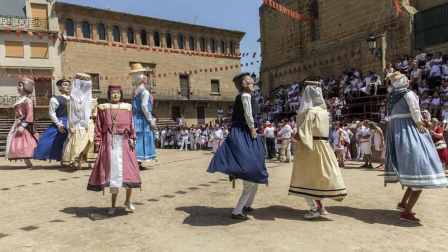 Carcastillo homenajeó este domingo a Mari Carmen Palacios por toda una vida dedicada al cuidado y mantenimiento de la parroquia local. El reconocimiento tuvo lugar en la iglesia de San Salvador, que acogió la misa del día grande de las fiestas.