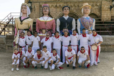 Carcastillo homenajeó este domingo a Mari Carmen Palacios por toda una vida dedicada al cuidado y mantenimiento de la parroquia local. El reconocimiento tuvo lugar en la iglesia de San Salvador, que acogió la misa del día grande de las fiestas.