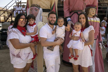 Carcastillo homenajeó este domingo a Mari Carmen Palacios por toda una vida dedicada al cuidado y mantenimiento de la parroquia local. El reconocimiento tuvo lugar en la iglesia de San Salvador, que acogió la misa del día grande de las fiestas.