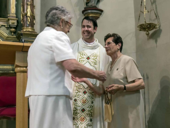 Carcastillo homenajeó este domingo a Mari Carmen Palacios por toda una vida dedicada al cuidado y mantenimiento de la parroquia local. El reconocimiento tuvo lugar en la iglesia de San Salvador, que acogió la misa del día grande de las fiestas.