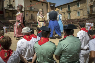 Carcastillo homenajeó este domingo a Mari Carmen Palacios por toda una vida dedicada al cuidado y mantenimiento de la parroquia local. El reconocimiento tuvo lugar en la iglesia de San Salvador, que acogió la misa del día grande de las fiestas.