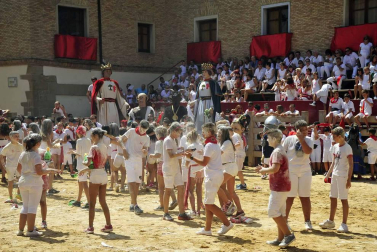 La villa comenzó sus fiestas reconociendo la carrera profesional del peluquero Mikel Luzea. El calor no fue excusa para que los vecinos disfrutasen del chupinazo