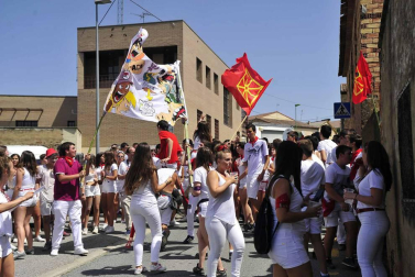 La villa comenzó sus fiestas reconociendo la carrera profesional del peluquero Mikel Luzea. El calor no fue excusa para que los vecinos disfrutasen del chupinazo