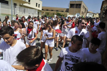 La villa comenzó sus fiestas reconociendo la carrera profesional del peluquero Mikel Luzea. El calor no fue excusa para que los vecinos disfrutasen del chupinazo