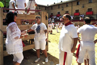 La villa comenzó sus fiestas reconociendo la carrera profesional del peluquero Mikel Luzea. El calor no fue excusa para que los vecinos disfrutasen del chupinazo