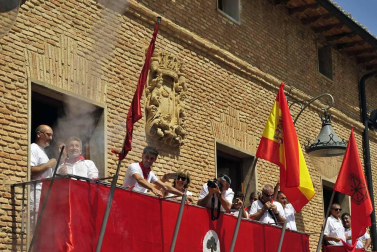 La villa comenzó sus fiestas reconociendo la carrera profesional del peluquero Mikel Luzea. El calor no fue excusa para que los vecinos disfrutasen del chupinazo