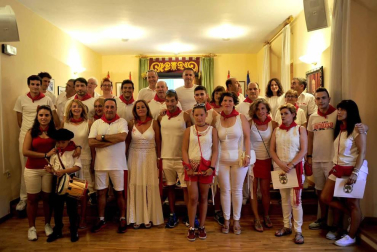 La villa comenzó sus fiestas reconociendo la carrera profesional del peluquero Mikel Luzea. El calor no fue excusa para que los vecinos disfrutasen del chupinazo