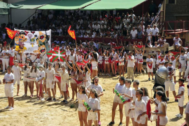 La villa comenzó sus fiestas reconociendo la carrera profesional del peluquero Mikel Luzea. El calor no fue excusa para que los vecinos disfrutasen del chupinazo
