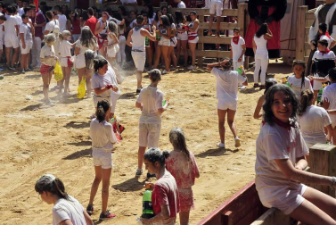 La villa comenzó sus fiestas reconociendo la carrera profesional del peluquero Mikel Luzea. El calor no fue excusa para que los vecinos disfrutasen del chupinazo