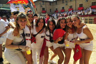 La villa comenzó sus fiestas reconociendo la carrera profesional del peluquero Mikel Luzea. El calor no fue excusa para que los vecinos disfrutasen del chupinazo