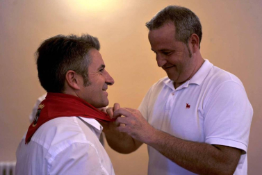 La villa comenzó sus fiestas reconociendo la carrera profesional del peluquero Mikel Luzea. El calor no fue excusa para que los vecinos disfrutasen del chupinazo