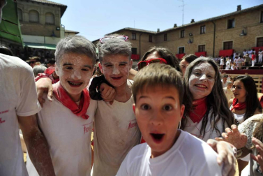 La villa comenzó sus fiestas reconociendo la carrera profesional del peluquero Mikel Luzea. El calor no fue excusa para que los vecinos disfrutasen del chupinazo