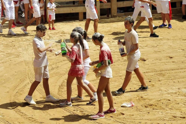 La villa comenzó sus fiestas reconociendo la carrera profesional del peluquero Mikel Luzea. El calor no fue excusa para que los vecinos disfrutasen del chupinazo