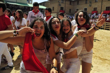 La villa comenzó sus fiestas reconociendo la carrera profesional del peluquero Mikel Luzea. El calor no fue excusa para que los vecinos disfrutasen del chupinazo