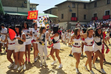 La villa comenzó sus fiestas reconociendo la carrera profesional del peluquero Mikel Luzea. El calor no fue excusa para que los vecinos disfrutasen del chupinazo