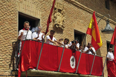 La villa comenzó sus fiestas reconociendo la carrera profesional del peluquero Mikel Luzea. El calor no fue excusa para que los vecinos disfrutasen del chupinazo