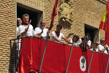 La villa comenzó sus fiestas reconociendo la carrera profesional del peluquero Mikel Luzea. El calor no fue excusa para que los vecinos disfrutasen del chupinazo